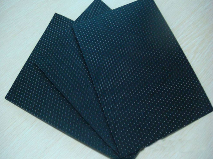 如何根據(jù)不同渠段的地質(zhì)情況和抗沖刷的要求選擇土工防滲膜？